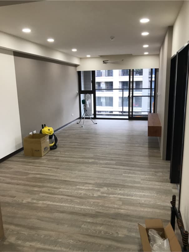 這張照片是新裝潢好的房屋,最重要的是木質地板。地板色澤淺,紋理自然,看起來非常舒服。