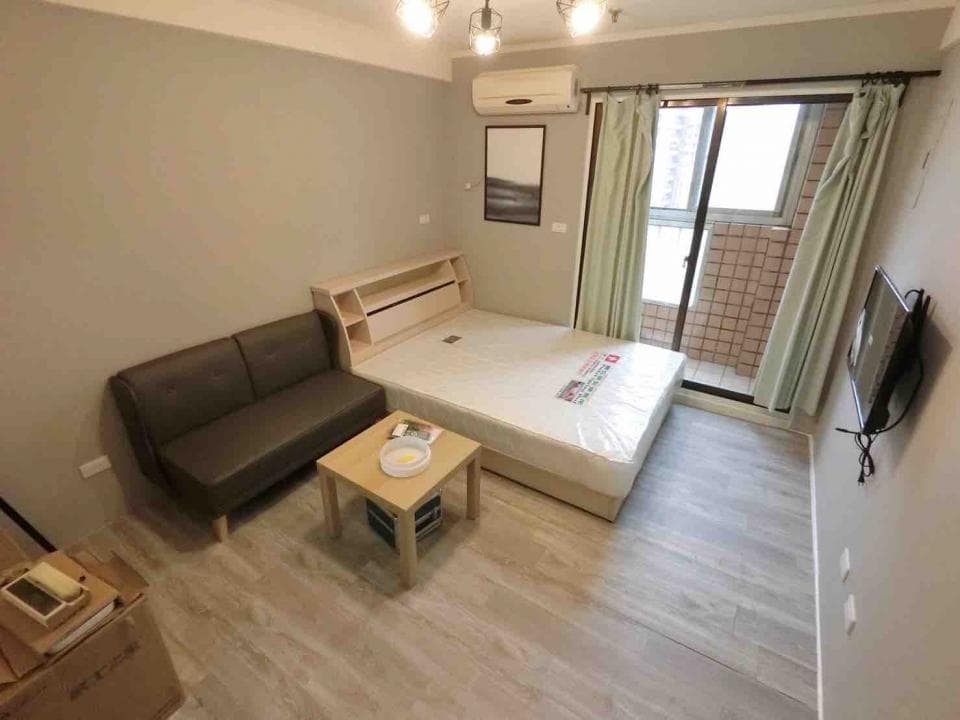 1) 照片中展示了一個簡約的現代公寓客廳,佈置以舒適和實用為中心