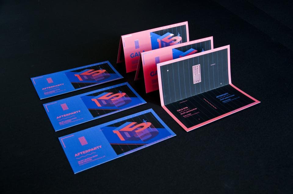 這張照片是一些粉紅色和藍色的卡片。卡片上印著 AFTERPARTY 的字樣,以及一些抽象的圖案。
