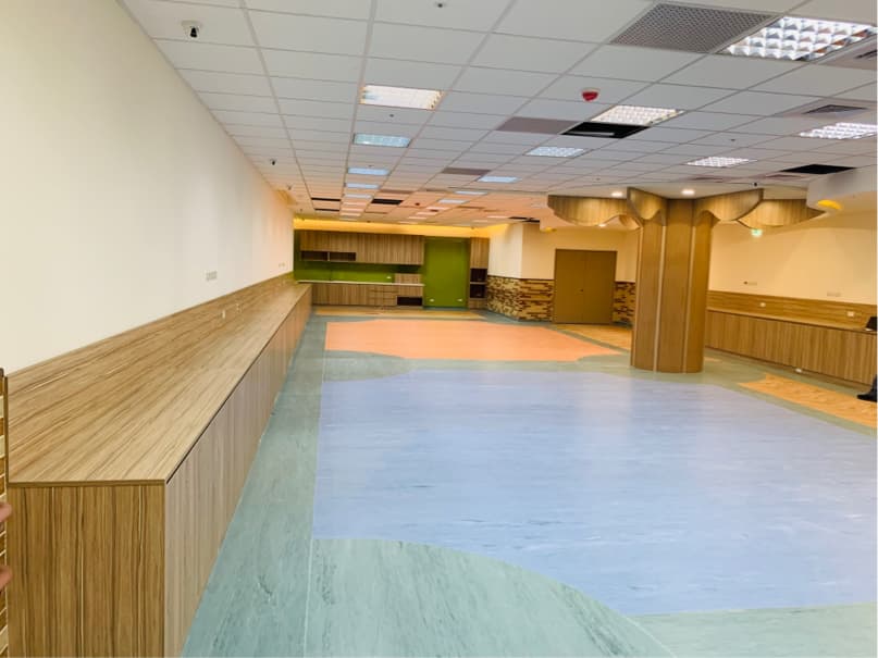 這張「教室」的照片是一個空曠的房間,地板是淺藍色的,牆壁是淺黃色的,房間的中央有一根柱子。