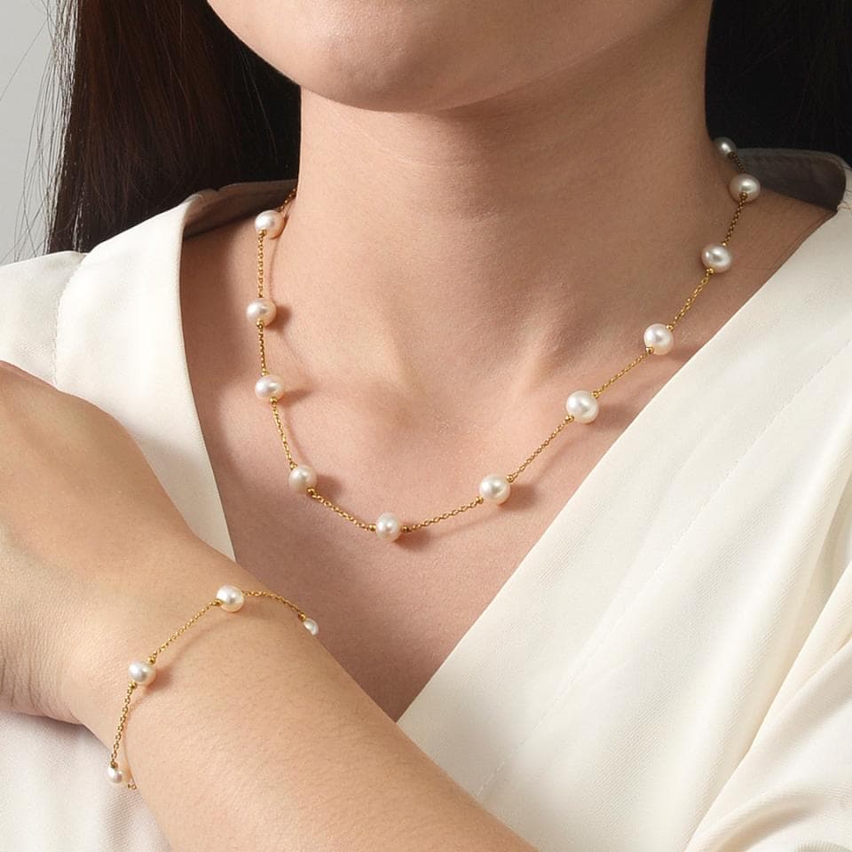 這張「婚禮」的照片是四個朋友,兩個女生穿著禮服,一個男生穿著西裝,另一個女生穿著洋裝。