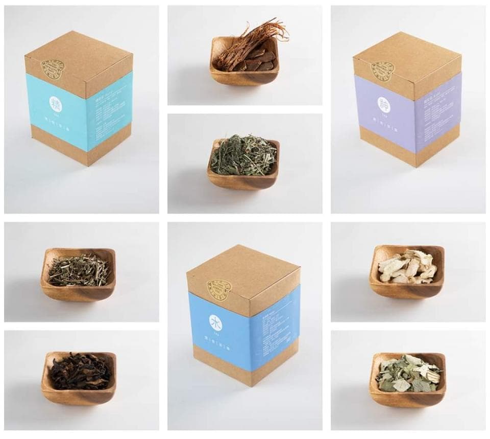 這張「茶葉包裝」的照片是六種不同茶葉的包裝,每種茶葉都有自己的包裝盒和茶葉樣品。包裝盒採用棕色紙盒,並帶有藍色或紫色標籤。茶葉樣品則放在木碗裡。