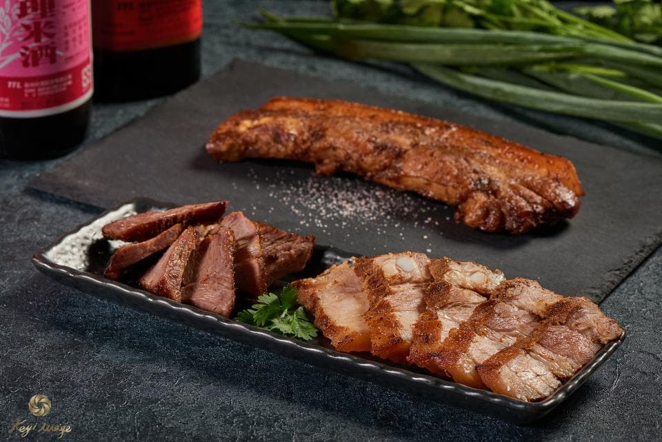 這張「烤肉」的照片是烤肉搭配香草和黑胡椒的擺盤,看起來很美味。