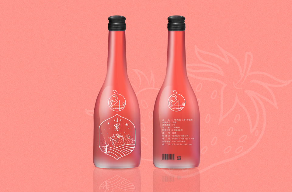 這張照片是兩瓶裝在紅色背景上的草莓酒。瓶子的設計以白色線條描繪出草莓的圖案,並寫著「小麥」的字樣,展現出清新自然的風格。
