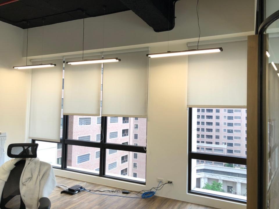 1. 照片顯示一個辦公室的窗戶,窗戶上有百葉窗,窗戶外是城市景觀