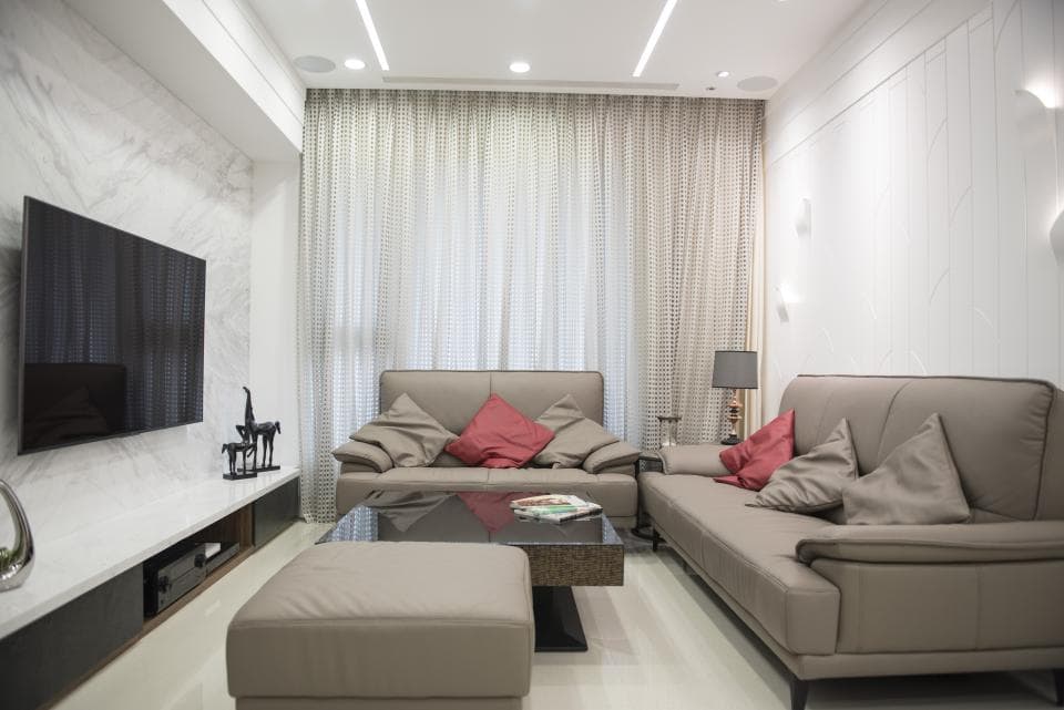 這張照片是一個時尚的客廳,最重要的是房間裡的兩個沙發,它們是灰色的,並用紅色的靠枕裝飾,讓房間看起來非常舒適。