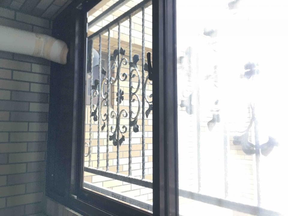 1) 照片中顯示一個帶有鍛鐵欄杆的窗戶