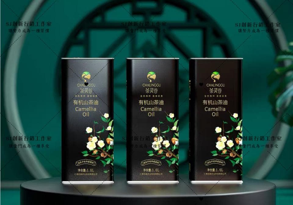 這張「油瓶」的照片是三瓶山茶油,每瓶都印著花朵圖案,包裝很精美。