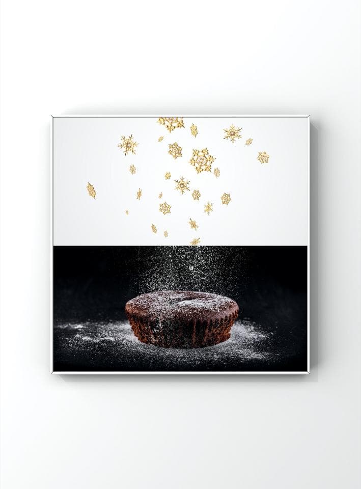 這張「蛋糕」的照片是 一個巧克力蛋糕被撒上糖粉,背景是白色和黑色的。