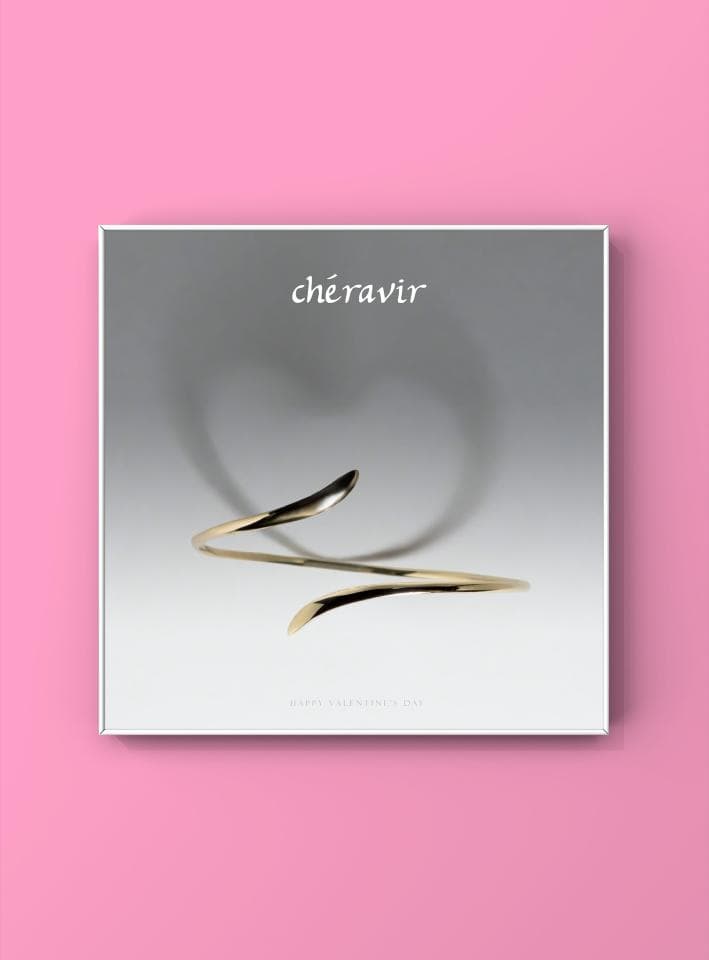 這張「手鐲」的照片是一個金色的手鐲,擺放在白色的方形背景上。手鐲的形狀是曲線狀,看起來很精緻。