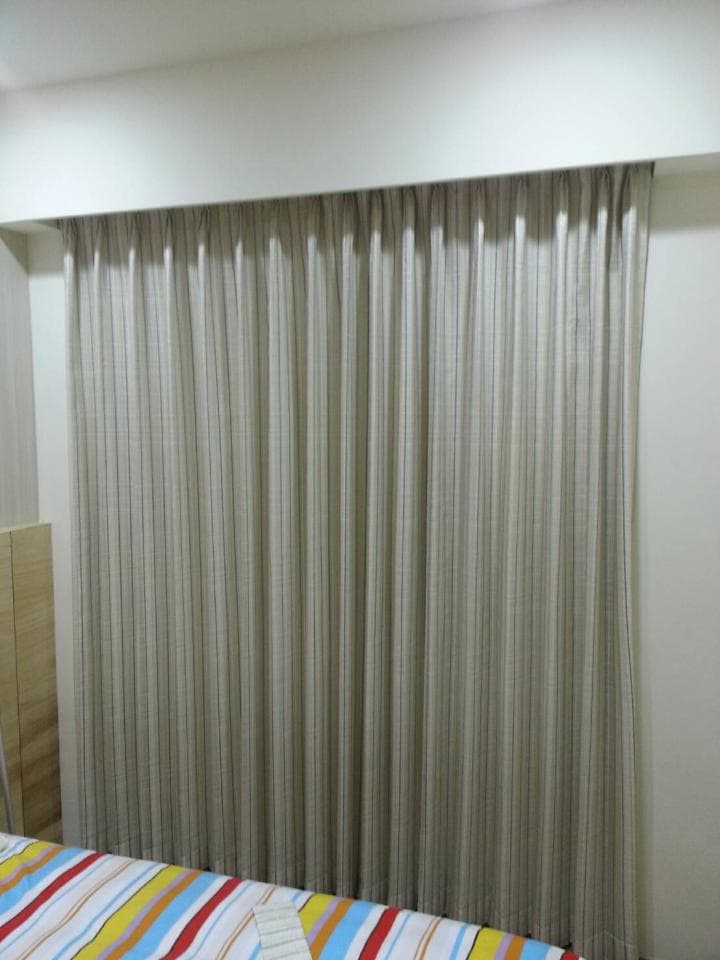 1) 照片顯示一個帶有條紋的白色窗簾,在一個白色的牆壁上,以及一個有著彩色條紋的床頭板