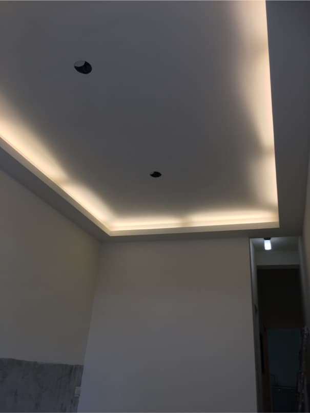 這張照片是房間的天花板,天花板上有嵌入式的燈光,營造出明亮的空間。