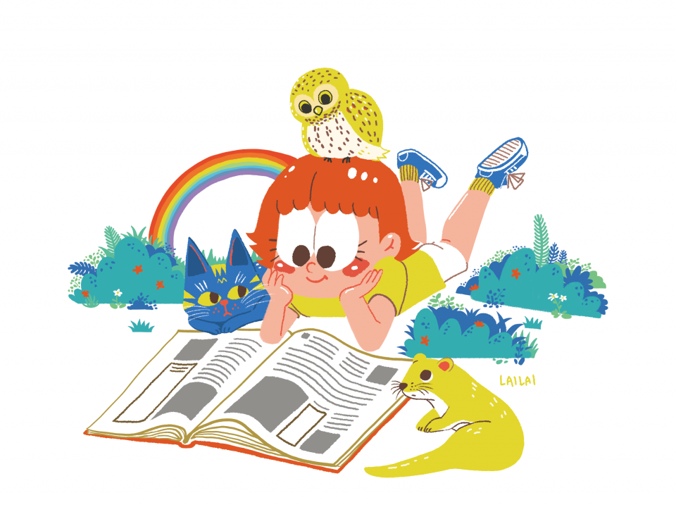 這張照片是一個女孩在草地上閱讀,她身旁有一隻貓和一隻貓頭鷹,她很專心地閱讀著,看起來很享受。