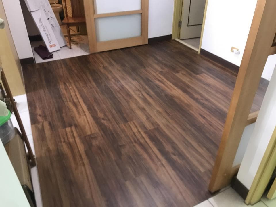 1) 照片顯示一個房間,地板鋪著木紋地板