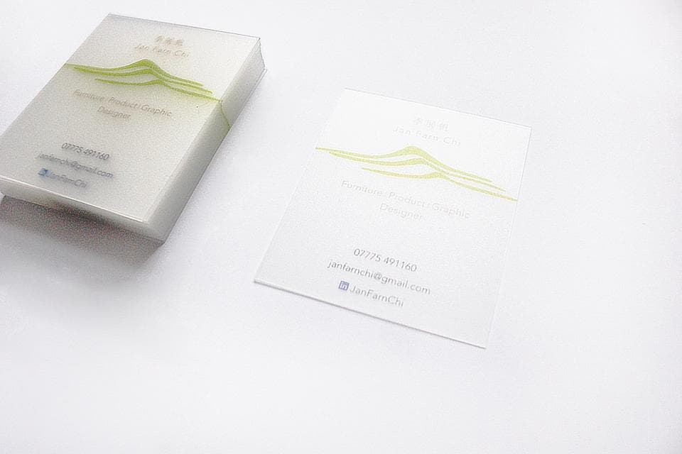 這張照片是一張名片,上面印著綠色的山丘和一些文字,包括公司名稱、電話號碼、電郵地址和網站。