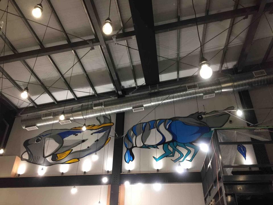 這張「天花板」的照片是,上面有許多燈泡,牆壁上畫著一隻藍色的大蝦和一條魚。