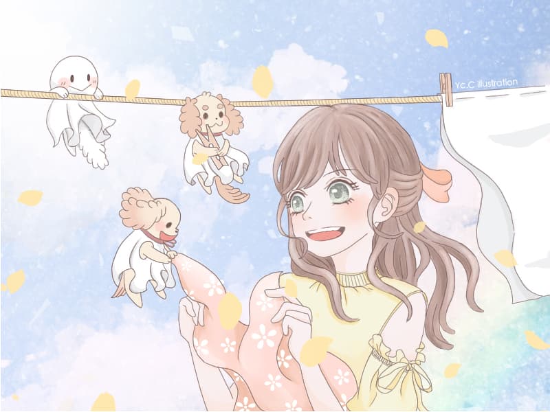 這張照片是一個穿著黃色洋裝的女孩,她正看著遠方,笑容燦爛,露出快樂的表情。