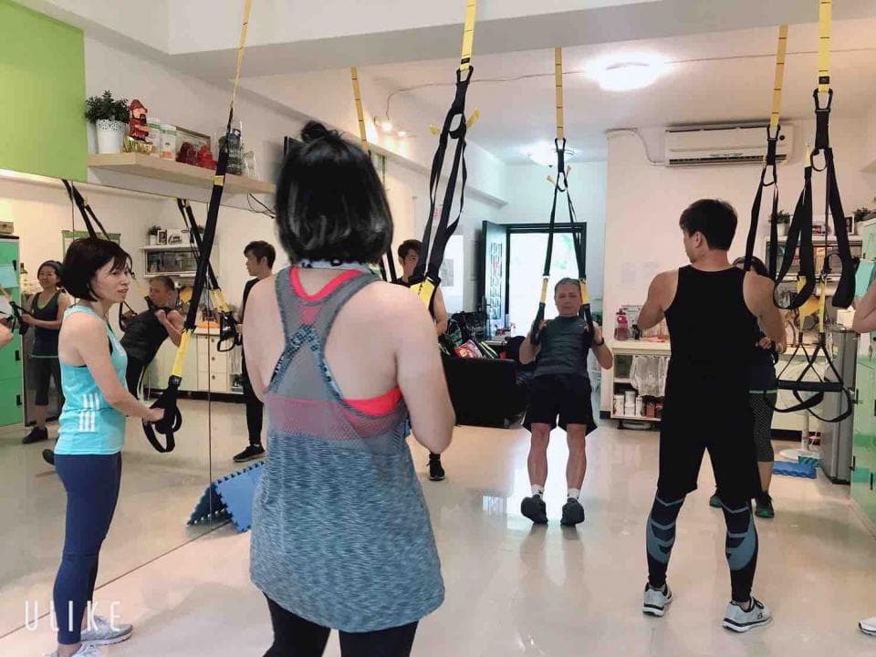 這張照片是關於懸吊式訓練。懸吊式訓練可以鍛鍊全身肌肉,提升肌力與平衡感,並有效燃燒卡路里。想找懸吊式訓練教練嗎?快上PRO360!