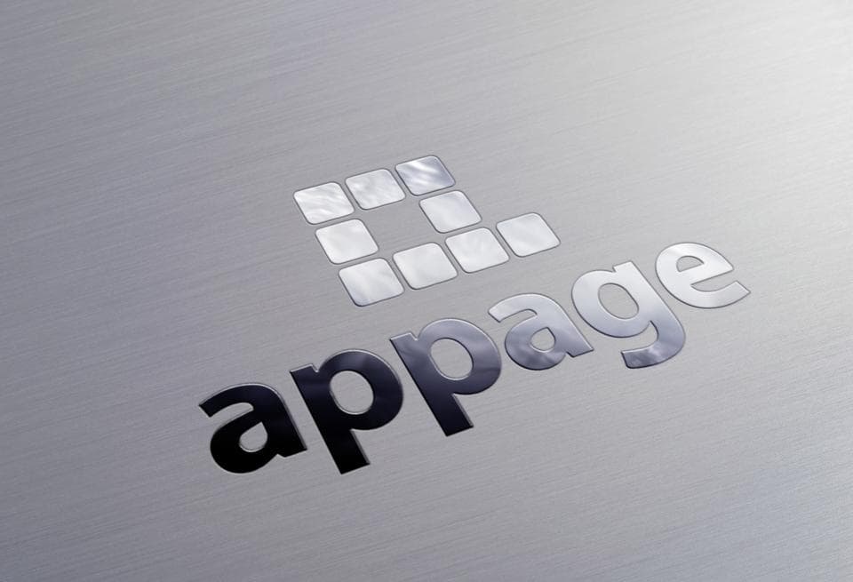 這張照片是「apppage」的商標。商標以黑色字體設計,字體下方是一個由多個白色小正方形組成的圖案。商標背景是一個銀色的平面,突顯了商標的黑色字體和白色小正方形的圖案。