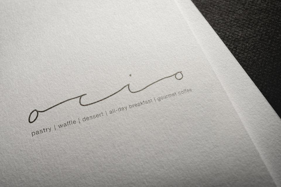 這張照片是 一個簡潔的餐廳商標,商標的名字是 “orio”,並列出餐廳提供的服務項目:糕點、鬆餅、甜點、全日早餐、精品咖啡。