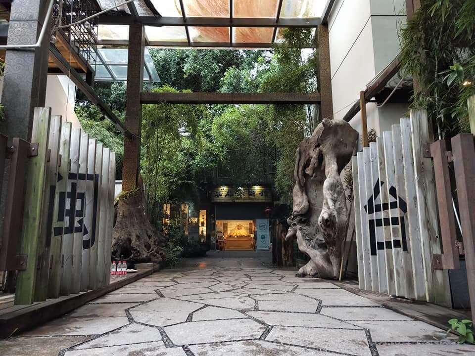 這張照片是兩個木頭門,左邊的門上有「西」字,右邊的門上有「台」字。