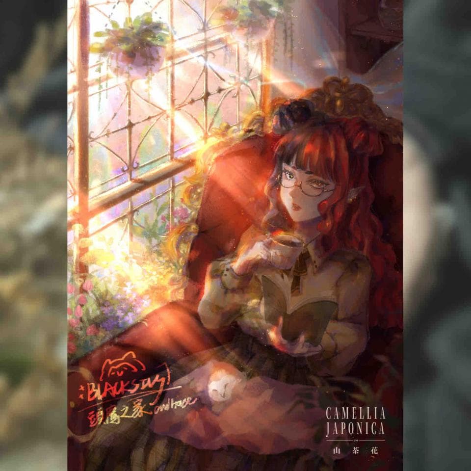 這張照片是一個女孩坐在窗邊的圖畫。女孩穿著華麗的服裝,戴著眼鏡,手裡拿著一杯茶,看起來很優雅。她坐在一個舒適的椅子上,身旁還有一隻貓咪,畫面溫馨而美好。