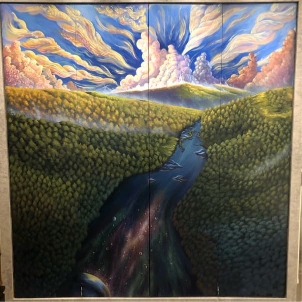 這張「天空中有雲朵,山上有樹木,河流流過山谷」的照片是一幅風景畫。