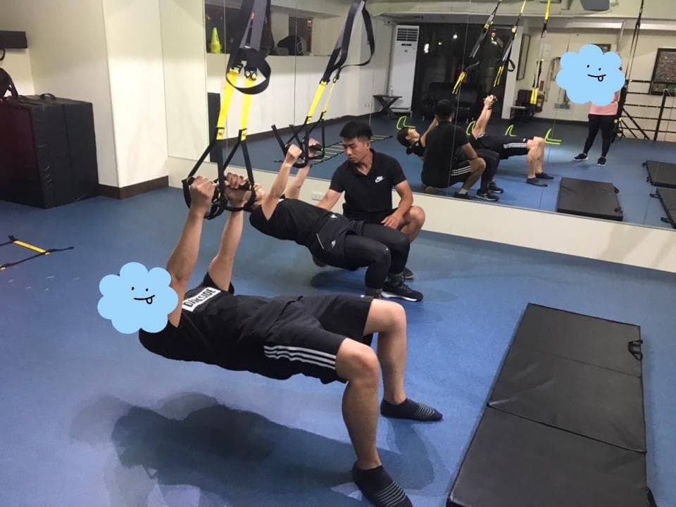 這張照片是關於懸吊式訓練。懸吊式訓練可以鍛鍊全身肌肉,提高協調性和平衡感。想要學習懸吊式訓練,可以到PRO360找教練!