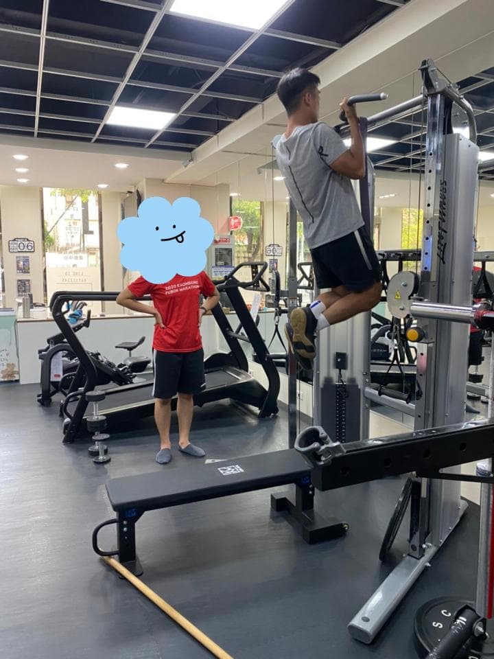 這張照片是關於健身。健身可以增強體能,提升健康,塑造完美身形。想找到合適的健身教練,可以到 PRO360 尋找。