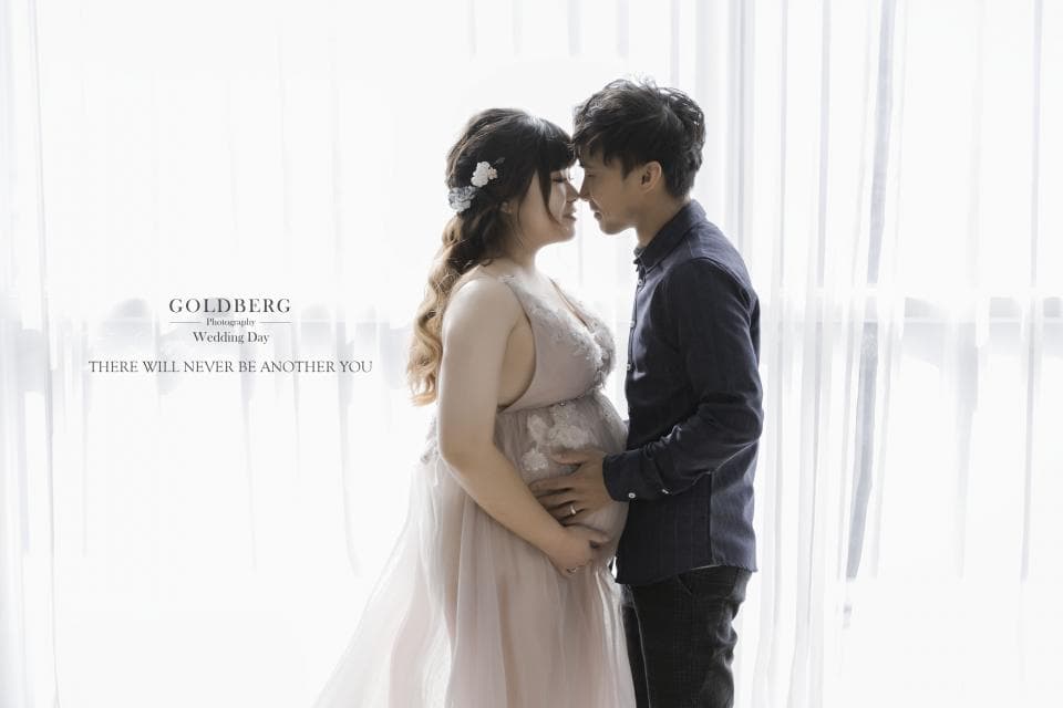 這張「婚紗照」的照片是一對即將成為父母的夫妻,他們深情地擁抱彼此,準媽媽懷著他們的寶寶,幸福洋溢。