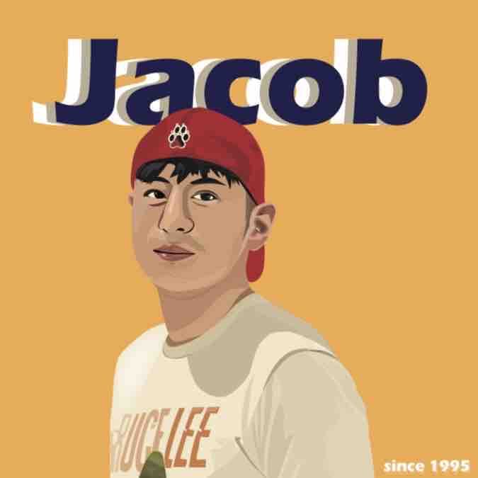 這張照片是一個戴著紅色帽子,穿著白色T恤的年輕男子。 他微笑著看著鏡頭,眼神堅定自信,令人印象深刻。