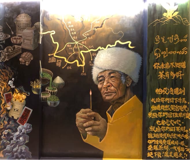 這張「壁畫」的照片是描繪一位戴著白色帽子,身穿黃色外套的老者,手拿著火柴,背景則是一張地圖,以及一些中國文字。