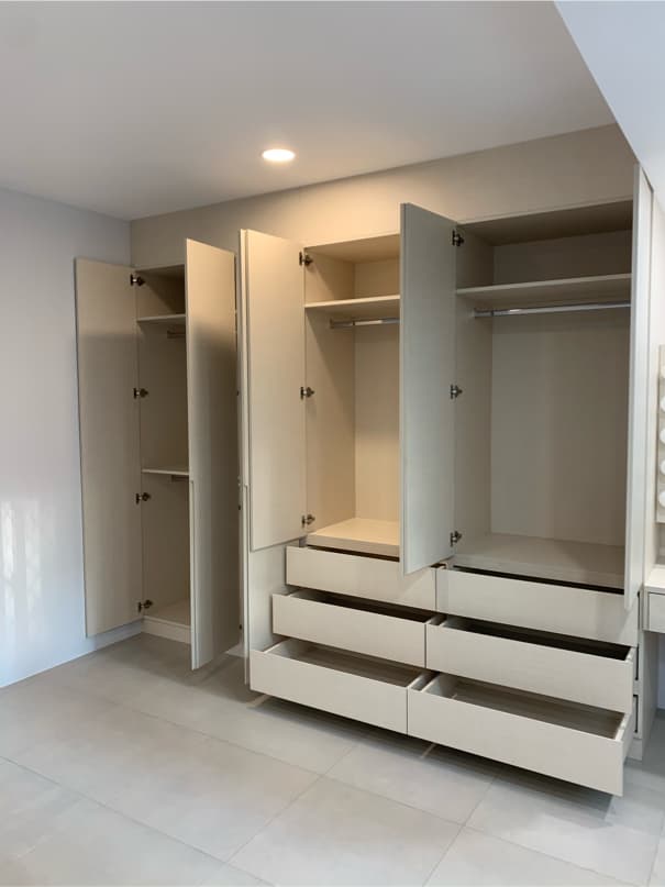 這張照片是現代化的衣櫃,最重要的是它的多個抽屜。抽屜設計簡潔,表面光滑,且有多個層級,方便收納各式衣物。