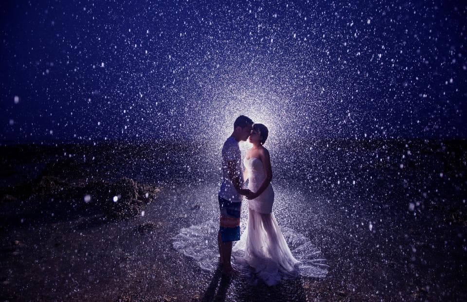 這張照片是一對情侶在雨中擁抱,他們互相依偎,顯得非常甜蜜。