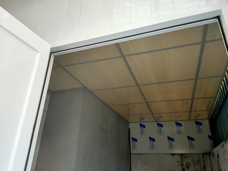 1) 照片顯示一個房間的角落,房間內部的牆壁和天花板正在裝修