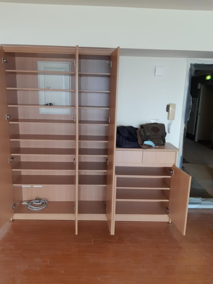 這張照片是一套木質儲物櫃,櫃子有許多層架,可以放置許多物品。櫃子的設計簡潔大方,適合各種風格的房間。