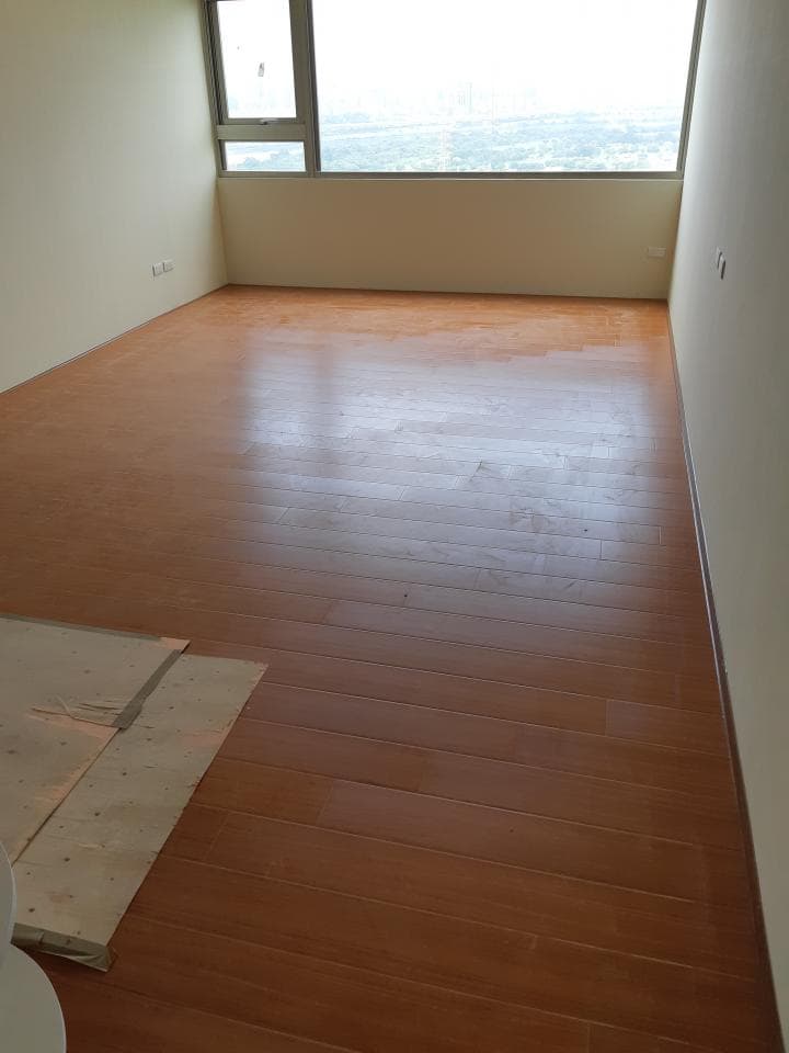 這張照片是一間房間,房間裡有木地板,地板看起來很新很乾淨。