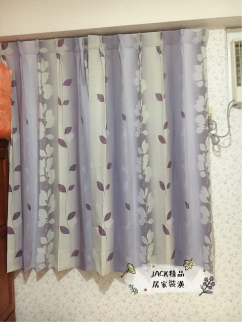 1) 照片顯示一個帶有紫色和白色圖案的窗簾