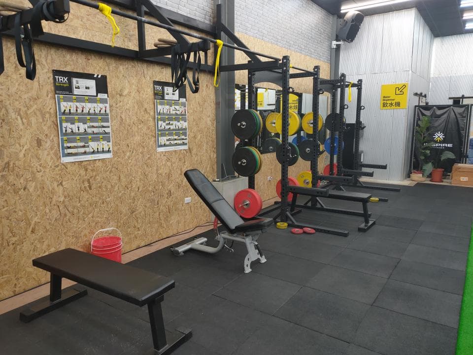 這張照片是關於舉重的。舉重可以增強肌肉力量、提高新陳代謝、促進骨骼健康。想找專業教練嗎?快上PRO360!