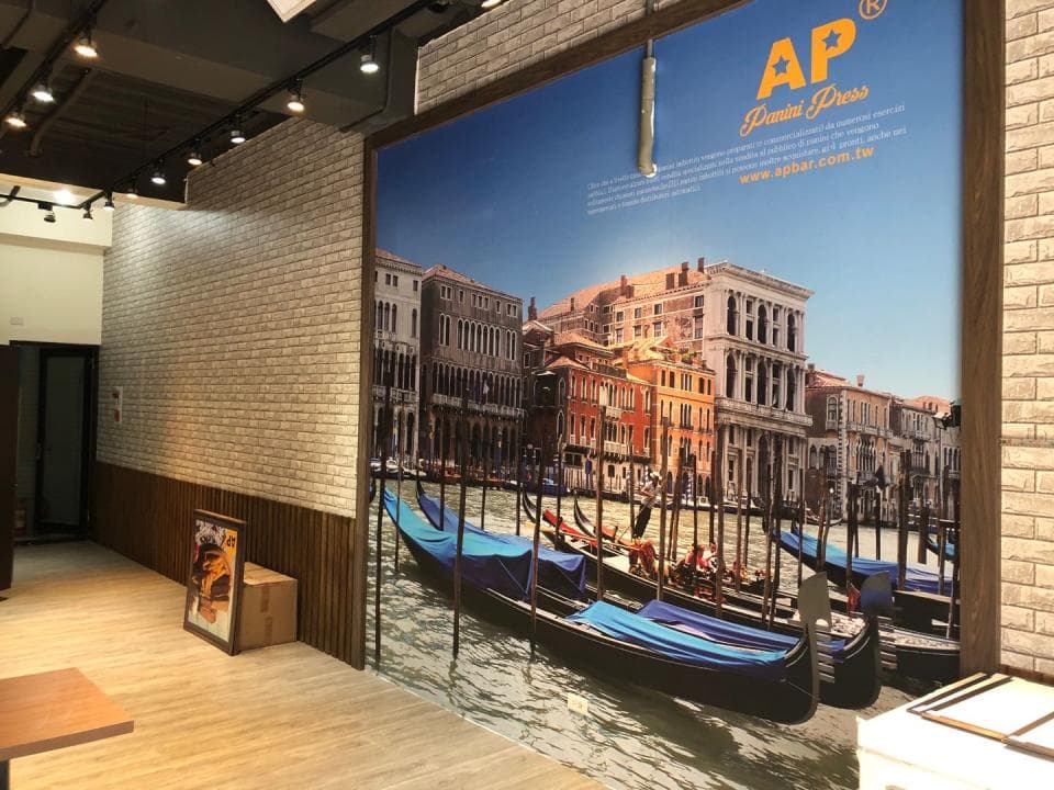 1) 照片顯示一個室內空間,牆壁上有一幅大型廣告