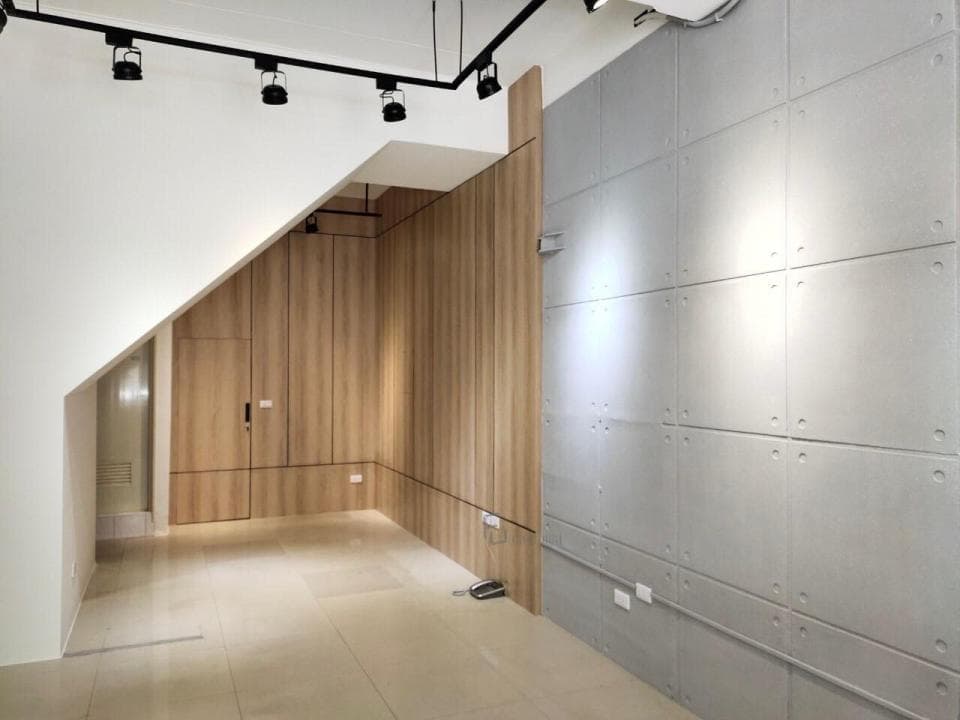 這張照片是房間的一角,牆壁上是仿清水模的裝飾。