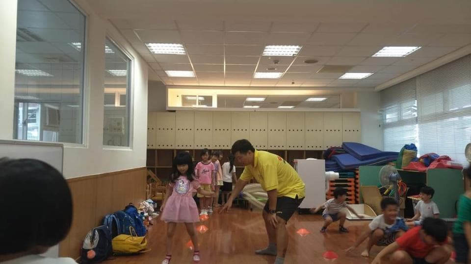 這張照片是關於 **體操** 的。體操可以增強肌肉力量和靈活性,促進平衡感和協調性。想要學習體操,可以到 **PRO360** 尋找適合的教練。