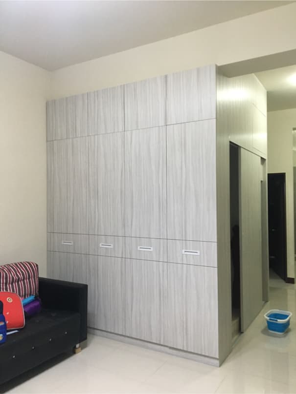 1) 照片顯示一個現代化的客廳,有一個灰色木板製成的櫃子,上面有幾扇門