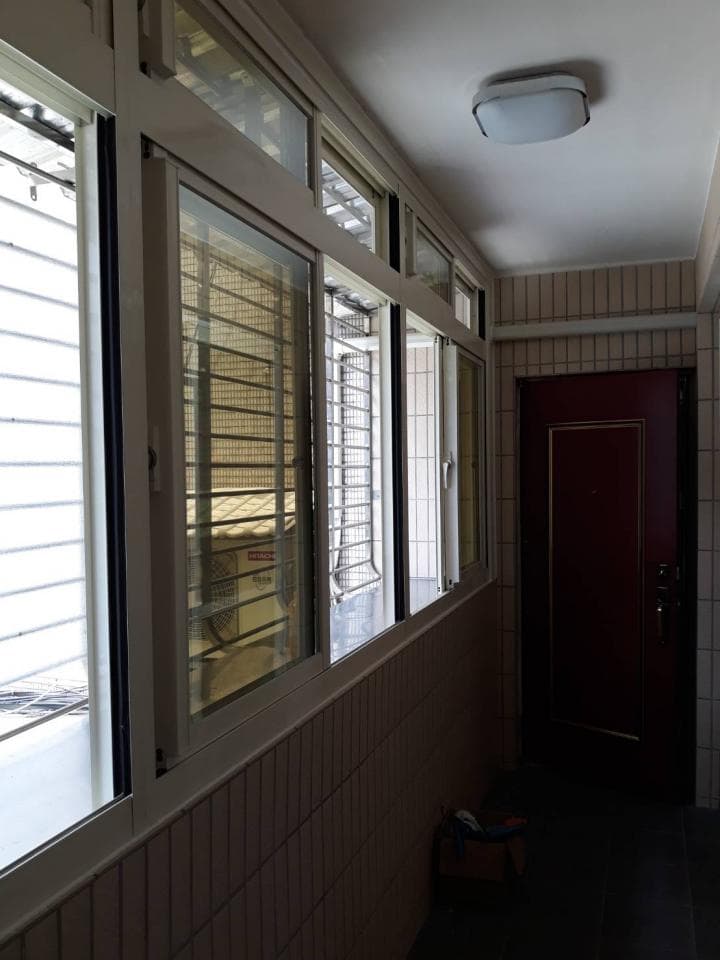 1) 這是一張室內走廊的照片,走廊的兩側都有窗戶,走廊的盡頭是一扇深色的門