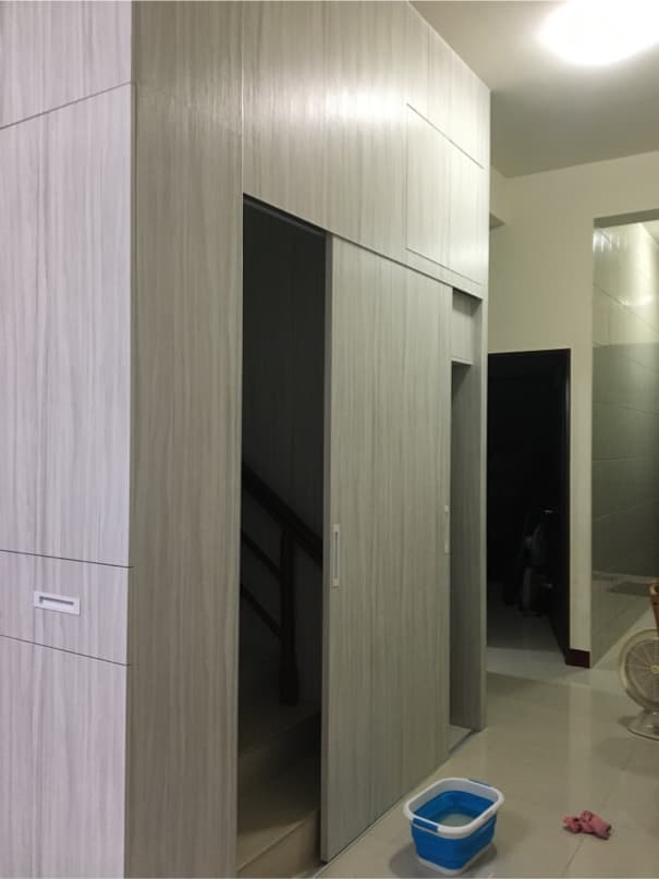 這張照片是一間房間,最顯眼的是一扇木門,門上有個白色的把手。