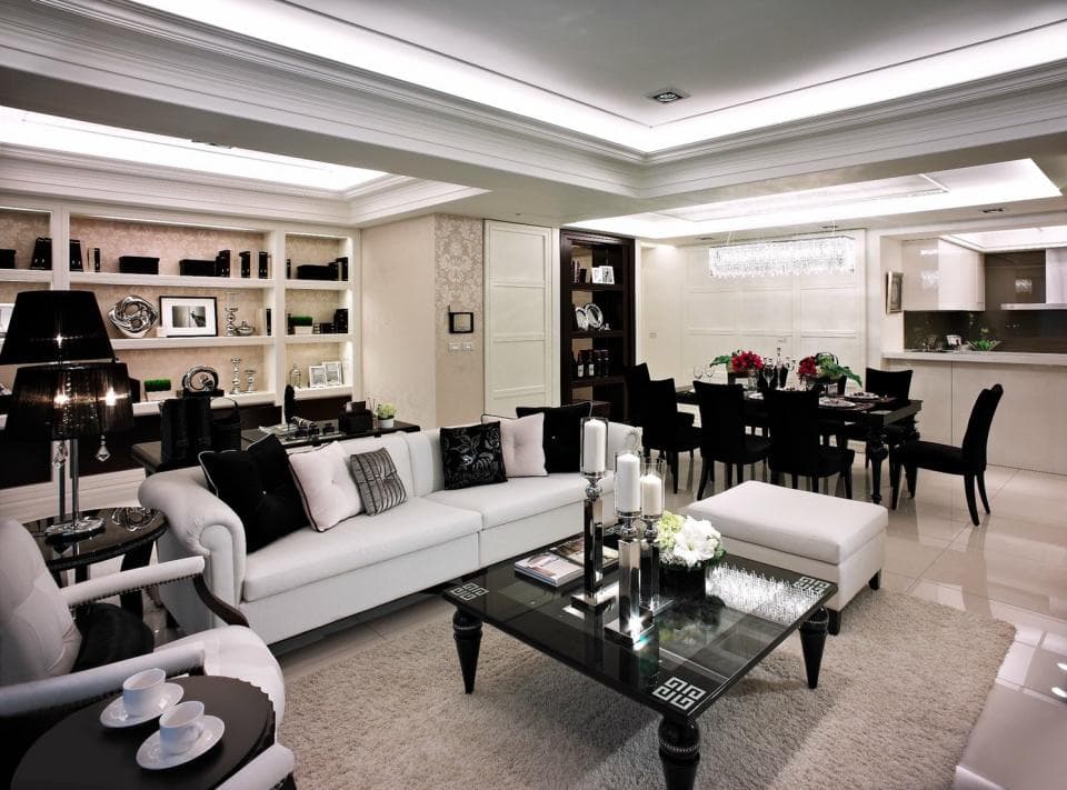 這張「現代風格客廳」的照片是一個舒適的客廳,裡面有沙發、咖啡桌、燈飾和一組餐桌。