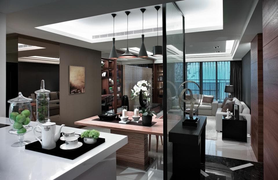這張「現代風格的住宅」的照片是一個帶有玻璃隔間的客廳和餐廳,客廳有一張白色沙發和黑色茶几,餐廳有一個木製的餐桌和餐椅,還有裝飾用的花卉和餐具。