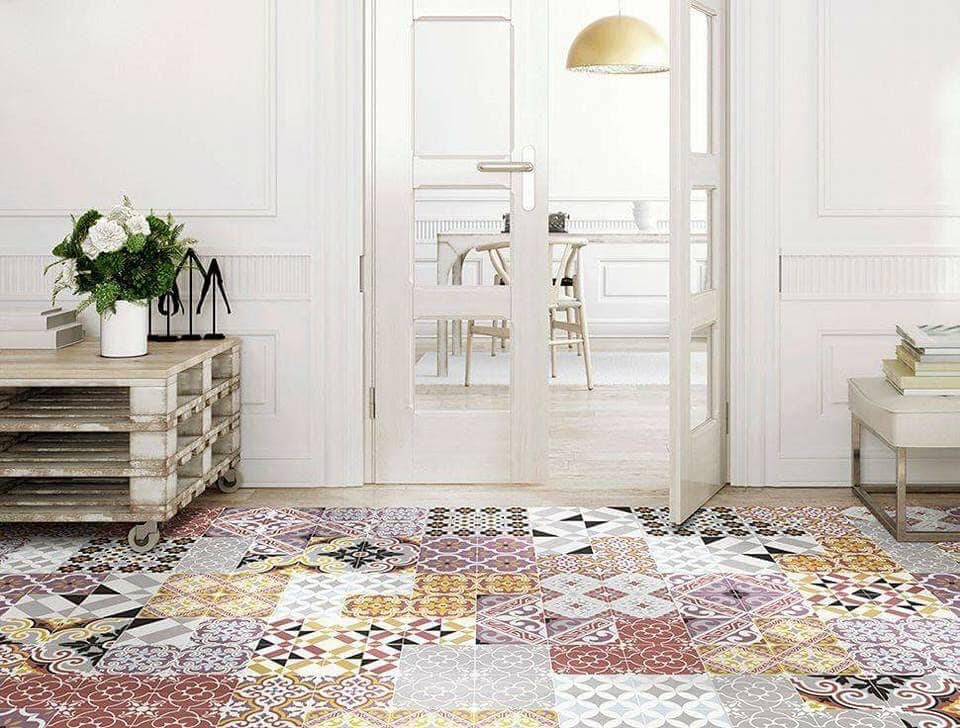 這張「復古瓷磚」的照片是一個充滿現代感的空間,房間的中心是一扇玻璃門,旁邊有簡約的木製桌子和一盆花。地板上鋪著多彩的復古瓷磚,營造出溫馨舒適的居家氛圍。