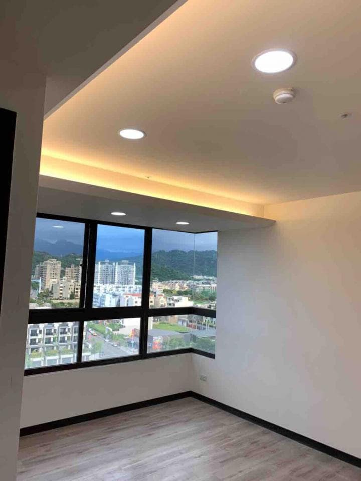 這張照片是一間裝潢精緻的房間,房間最大的特色是擁有大面窗戶,可以欣賞窗外的景色。