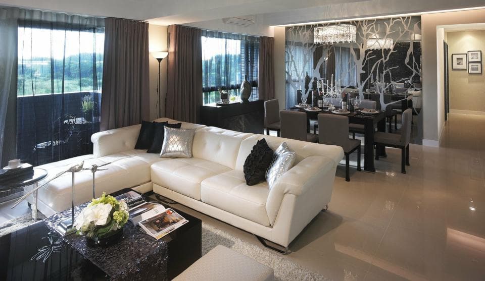 這張「現代客廳」的照片是一個裝潢精緻的客廳,配有白色沙發、黑色咖啡桌和裝飾性的花朵。客廳有一面大窗戶,可以看到戶外的景色,也有一面鏡子,可以反射客廳的空間,讓空間看起來更寬敞。牆上還掛著一幅畫,為客廳增添了一份藝術氣息。